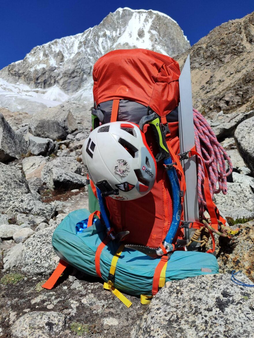 Plná výbava v batohu Annapurna při výstupu na Ranrapalcu