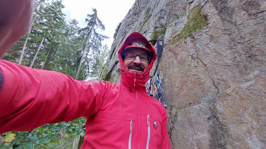 Kapuce skvěle sedí na lezecké helmě - HIGH POINT NUROCK JACKET