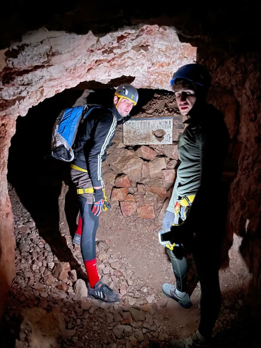 Ferrata Giovanni Lipella začíná několika žebříky a schody do jeskyně.