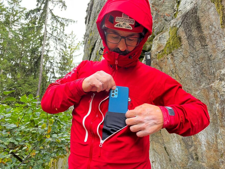 Vložení telefonu do vnitřní kapsy - HIGH POINT NUROCK JACKET