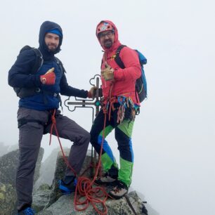 Vysoko posazené kapsy a velká kapuce - HIGH POINT NUROCK JACKET