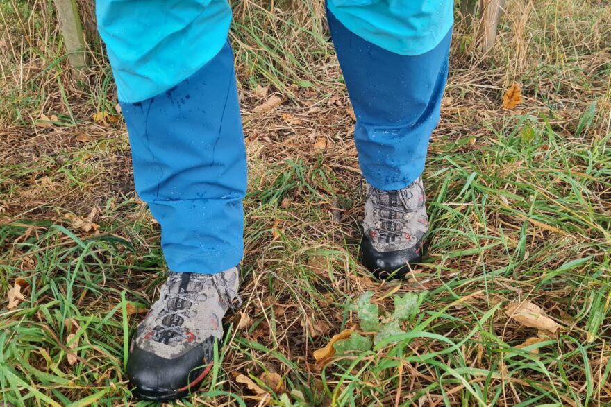 Dámské kalhoty Northfinder Krista zvládají i mokrou trávu.