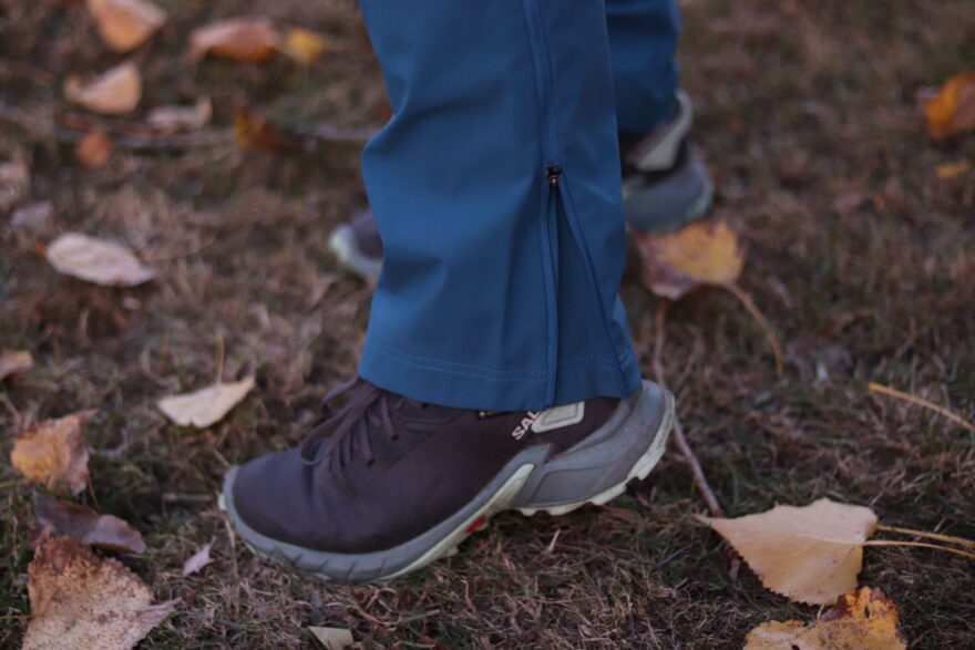 Rozepínání u kotníků kalhot Northfinder Krista.