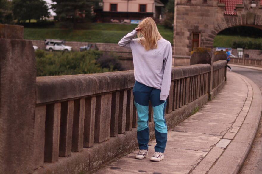 Kalhoty Nothfinder Krista se hodí do podzimní přírody.