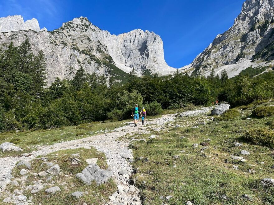 Nástupní cesta k ferratě Klamml Klettersteig je kamenitá a není příkrá.