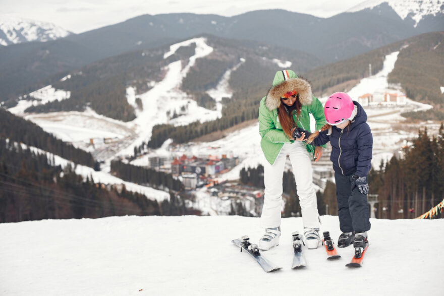 Pokud lyžování sami ovládáte, první "krůčky" na lyžích můžete s dítě naučit vy sami