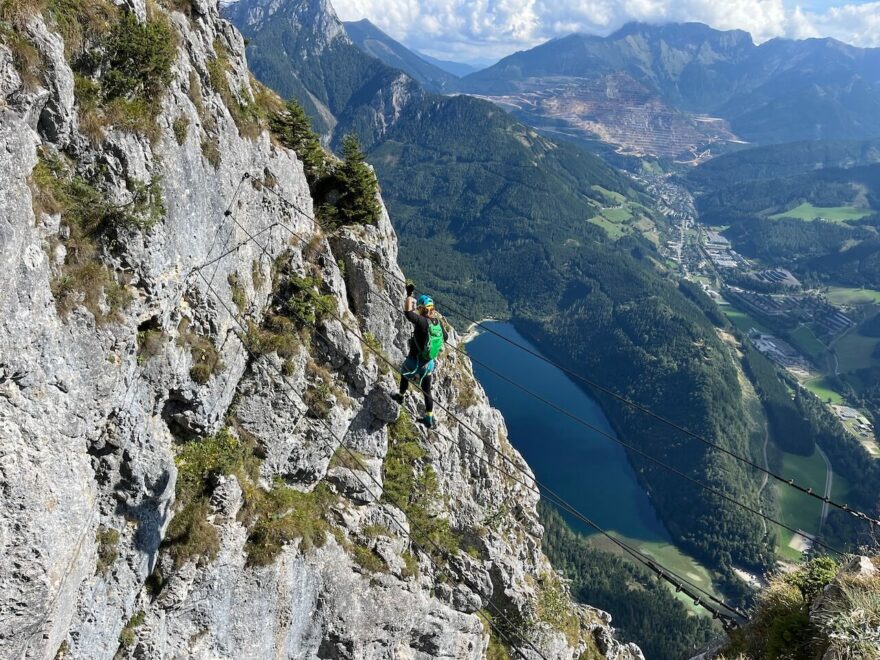 Na ferratě Kaiser Franc Josef Klettersteig jsou působivé výhledy na modrou hladinu jezera Leopoldsteiner See