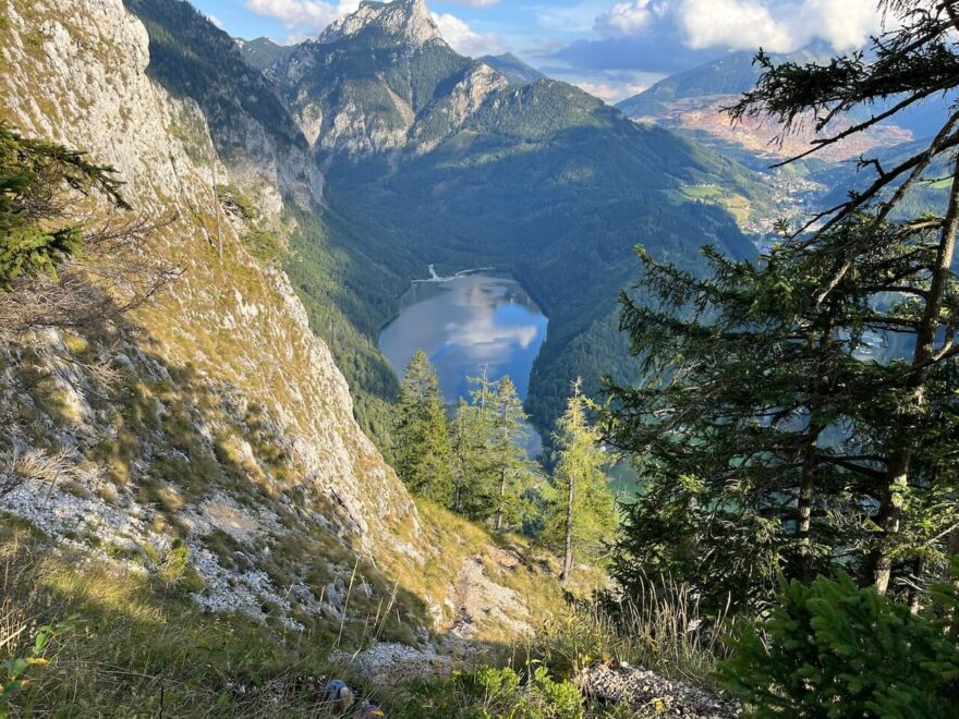 Na ferratě Kaiser Franc Josef Klettersteig jsou působivé výhledy na modrou hladinu jezera Leopoldsteiner See