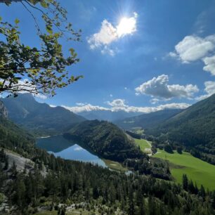 Na ferratě Kaiser Franc Josef Klettersteig jsou působivé výhledy na modrou hladinu jezera Leopoldsteiner See
