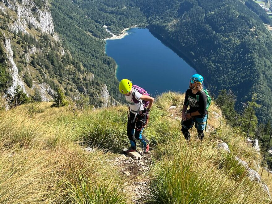 Na ferratě Kaiser Franc Josef Klettersteig jsou působivé výhledy na modrou hladinu jezera Leopoldsteiner See
