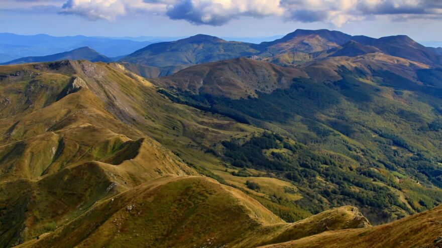 Apeniny jsou horské pásmo procházející napříč celou Itálií tvořící tak jakousi páteř země