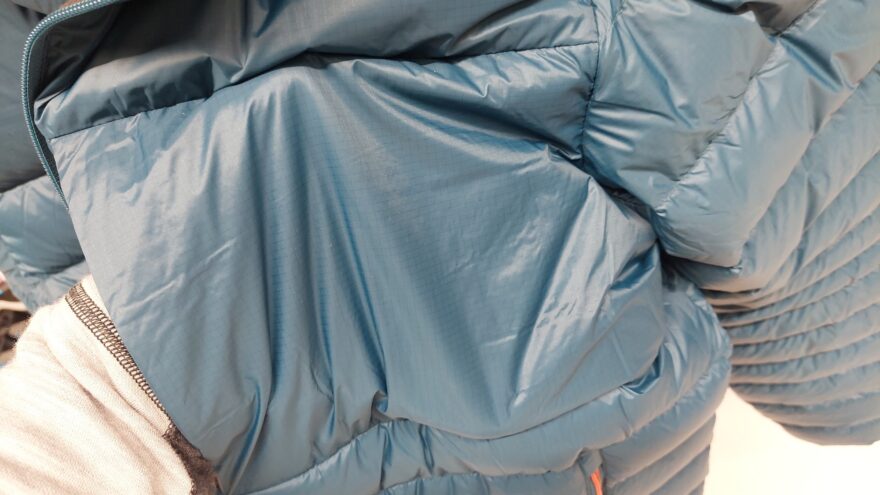 Kapsa na levé straně hrudníku je dostatečně velká i na velké telefony - FORCLAZ MT 500