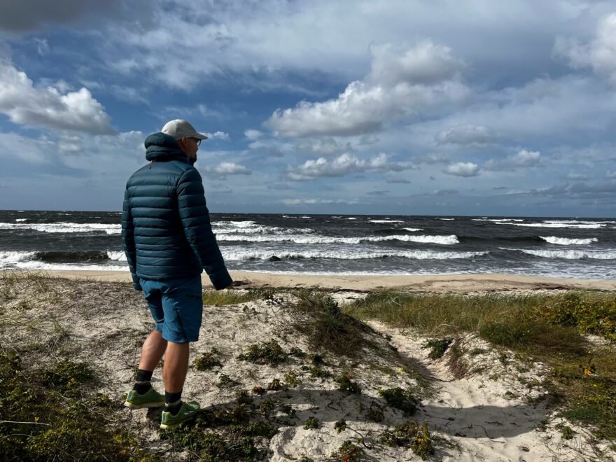 Rukávy péřové bundy FORCLAZ MT 500 mi umožnily schovat ruce i do rukávu