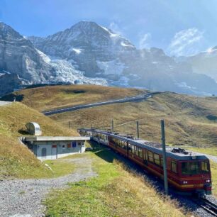 Na treku v oblasti Grindelwald si můžete mimojiné užít ikonický pohled na vlaky jedoucí skrz horské masivy, případně do nějakého rovněž nasednout a nechat se kousek svézt.