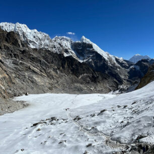 Dramatická krajina s velkolepými vrcholy na treku do Everest Base Campu