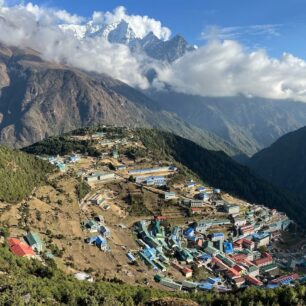 Namche Bazar je hlavním obchodním centrem pro oblast Khumbu a je vstupní branou do Vysokého Himaláje, Everest Base Camp trek