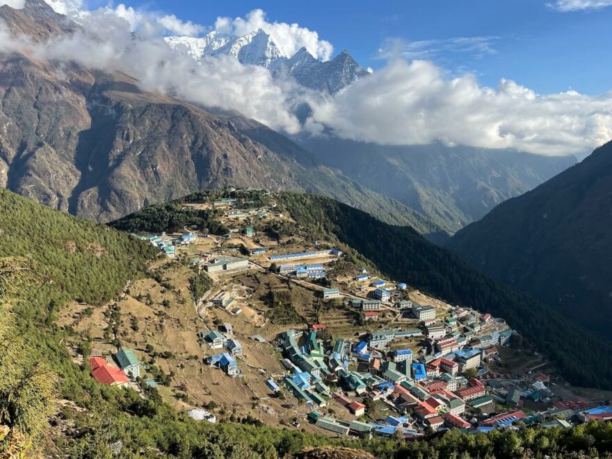 Namche Bazar je hlavním obchodním centrem pro oblast Khumbu a je vstupní branou do Vysokého Himaláje, Everest Base Camp trek