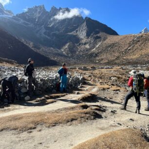 Impozantní vrcholky hor na treku do Everest Base Campu, Himálaj