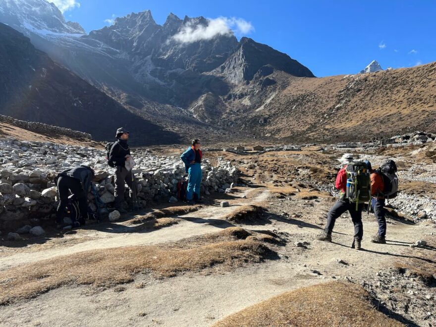 Impozantní vrcholky hor na treku do Everest Base Campu, Himálaj