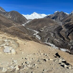 Bělostná hradba osmitisícovky Cho Oyu na treku do Everest Base Campu