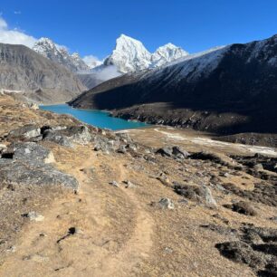 Úchvatná oblast Gokyo s tyrkysovými jezery, Everest Base Camp trek