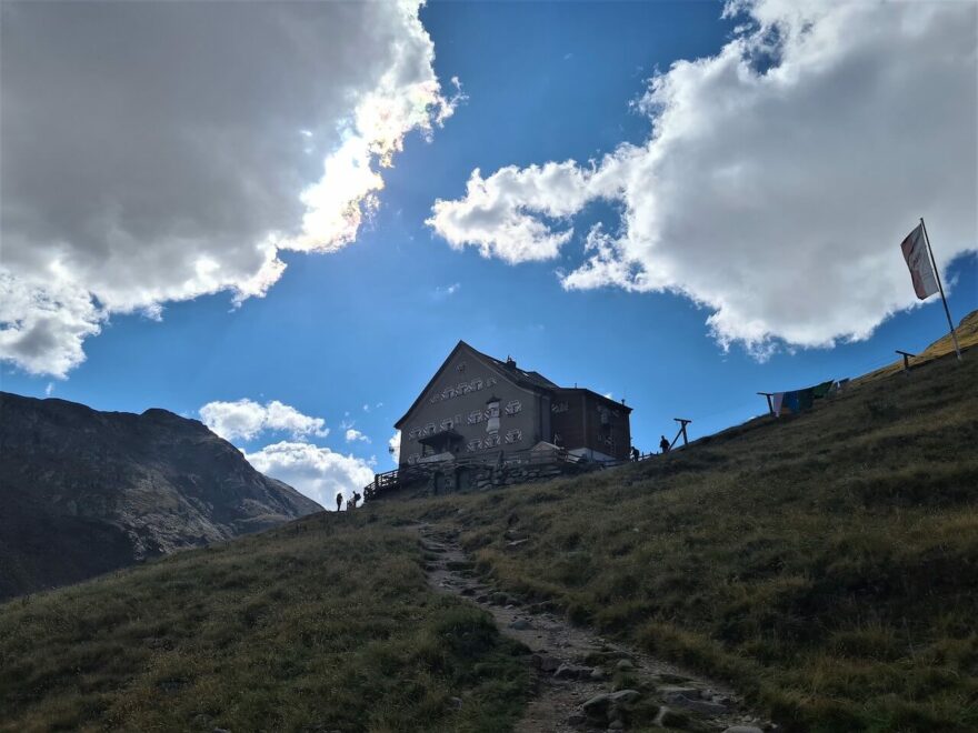 Po celou dobu treku Venter Runde v Ötztalských Alpách byly chaty dobře vybaveny včetně teplé vody a sprchy za poplatek. Kuchyně byla vždy chutná a personál ochotný.