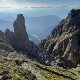 Fascinující výstup ferratou Königsjodler vede přes skalní věže a rozeklaný hřeben v jižní stěně masivu Hochkönig (2941 m), nejvyšší hory Berchtesgadenských Alp.