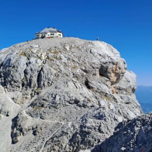 Hochkönig (2941 m) - nejvyšší hora Berchtesgadenských Alp a chata Matrashaus na vrcholu, Rakousko.