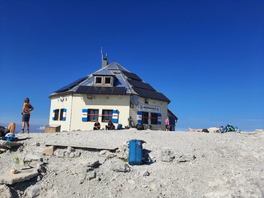 Chata Matrashaus na vrcholu Hochkönig (2941 m) - nejvyšší hory Berchtesgadenských Alp, Rakousko.