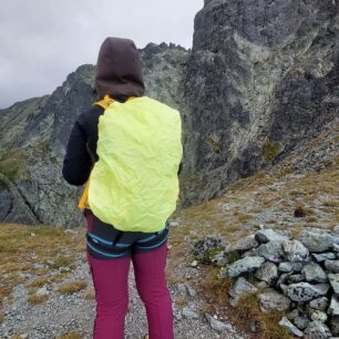 Praktická pláštěnka je součástí batohu Northfinder ANNAPURNA 20l