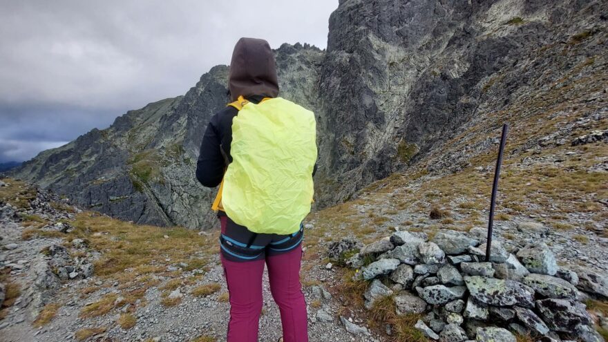 Praktická pláštěnka je součástí batohu Northfinder ANNAPURNA 20l