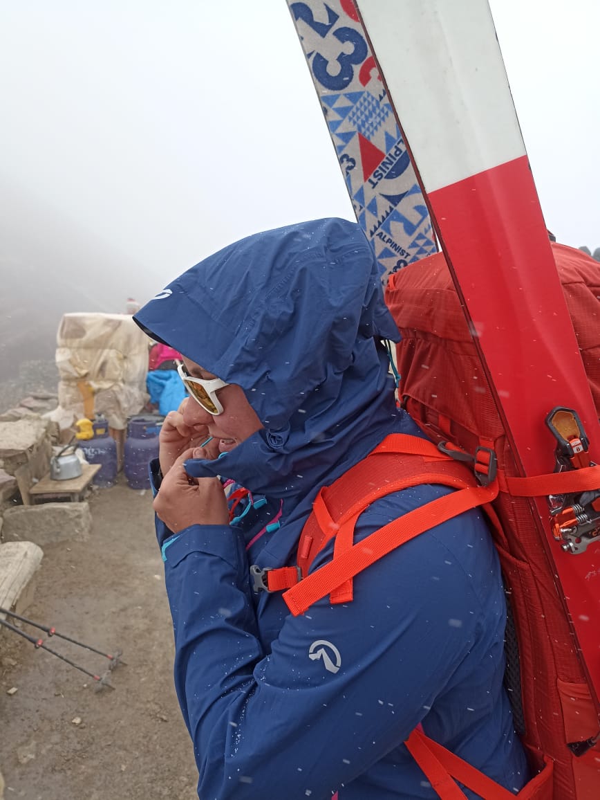 Nastavitelná kapuce kompatibilní s helmou i dlouhými vlasy a cvoček na horním lemu - pohodlí nade vše