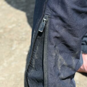 Detail spodního zipu nohavic kalhot MONTURA VERTIGO