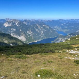 Dechberoucí výhledy do hlubin s modrou hladinou jezera Hallstätter See na ferratě Klettersteig Norwand Krippenstein