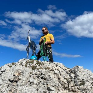 Skalní hrot se siluetou kamzíka - Gams - nástup na Klettersteig Norwand Krippenstein