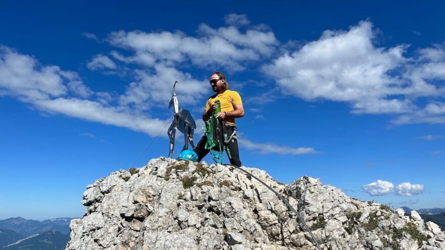 Skalní hrot se siluetou kamzíka - Gams - nástup na Klettersteig Norwand Krippenstein