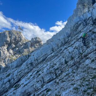 Skalní hrot se siluetou kamzíka - Gams - nástup na Klettersteig Norwand Krippenstein