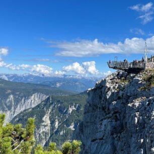 Nedaleko vrcholu Klettersteig Norwand Krippenstein se nachází slavná vyhlídka Five Fingers