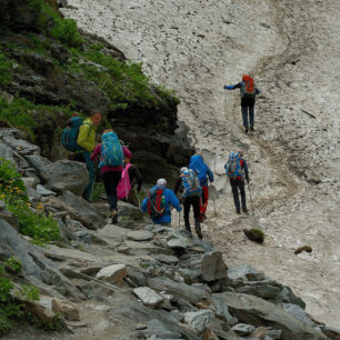 Trek Gran Paradiso vede skalnatou krajinou přes množství potoků a sněhových polí.