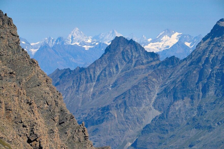 Trek Gran Paradiso vede skalnatou krajinou přes množství potoků a sněhových polí.