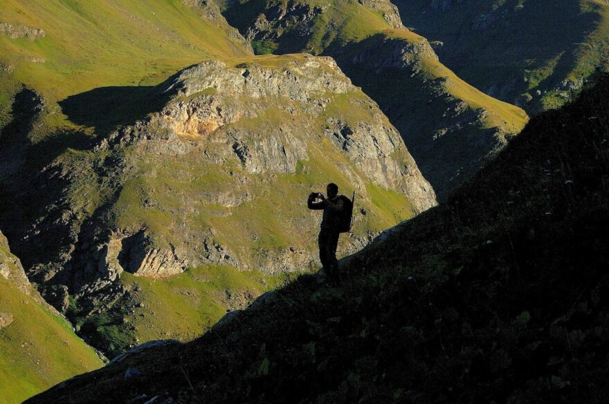 Trek Gran Paradiso to jsou zelená údolí, skalnatá krajina, množství potoků a sněhových polí