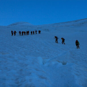 Trek Gran Paradiso vede skalnatou krajinou přes množství potoků a sněhových polí.