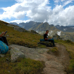 Trek Gran Paradiso to jsou zelená údolí, skalnatá krajina, množství potoků a sněhových polí