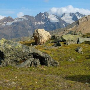 Trek Gran Paradiso to jsou zelená údolí, skalnatá krajina, množství potoků a sněhových polí