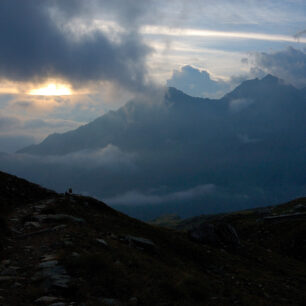 Trek Gran Paradiso to jsou zelená údolí, skalnatá krajina, množství potoků a sněhových polí