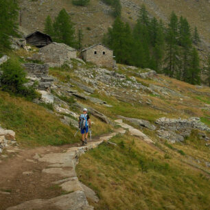 Trek Gran Paradiso to jsou zelená údolí, skalnatá krajina, množství potoků a sněhových polí