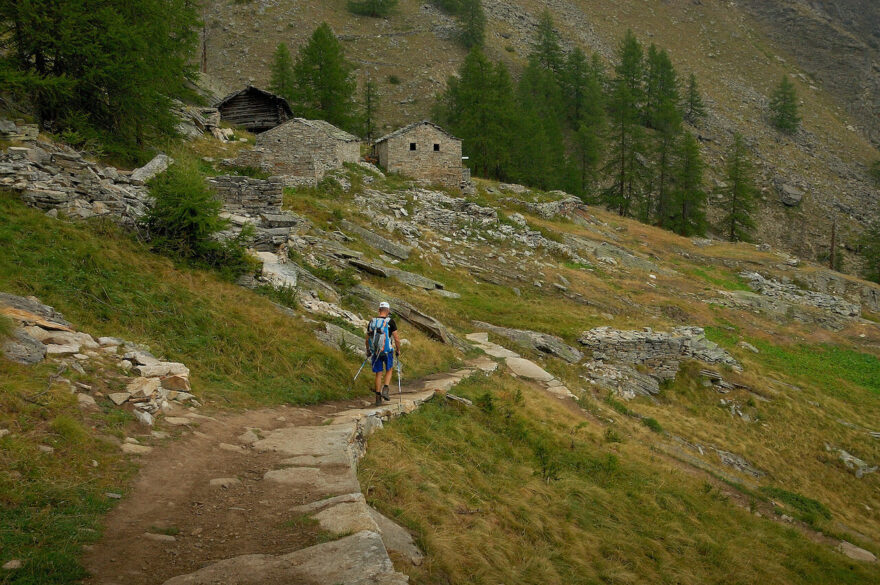 Trek Gran Paradiso to jsou zelená údolí, skalnatá krajina, množství potoků a sněhových polí