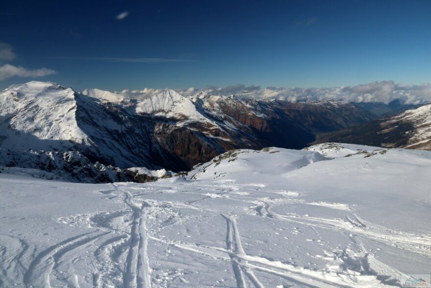 Ledovcové pláně pokreslené jen pár oblouky - to je začátek lyžařské sezony v Rakousku.
