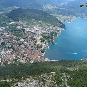 Ferrata dell Amicizia vás zavede na vrchol Cima SAT a uchvátí vás nepřekonatelnými výhledy na jezero Garda.