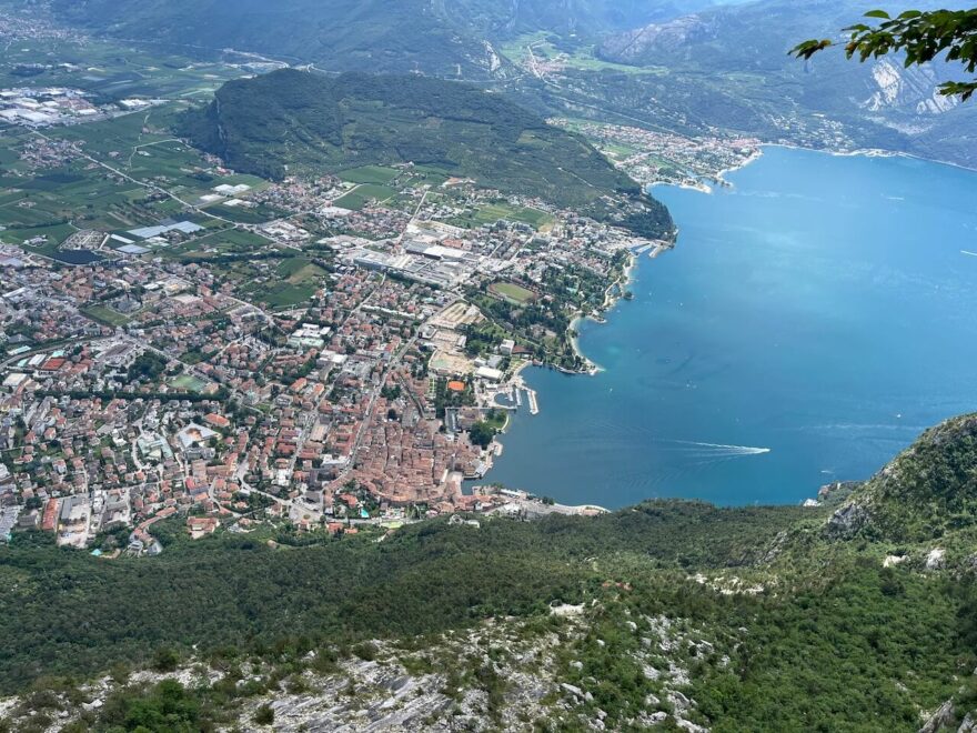 Ferrata dell Amicizia vás zavede na vrchol Cima SAT a uchvátí vás nepřekonatelnými výhledy na jezero Garda.